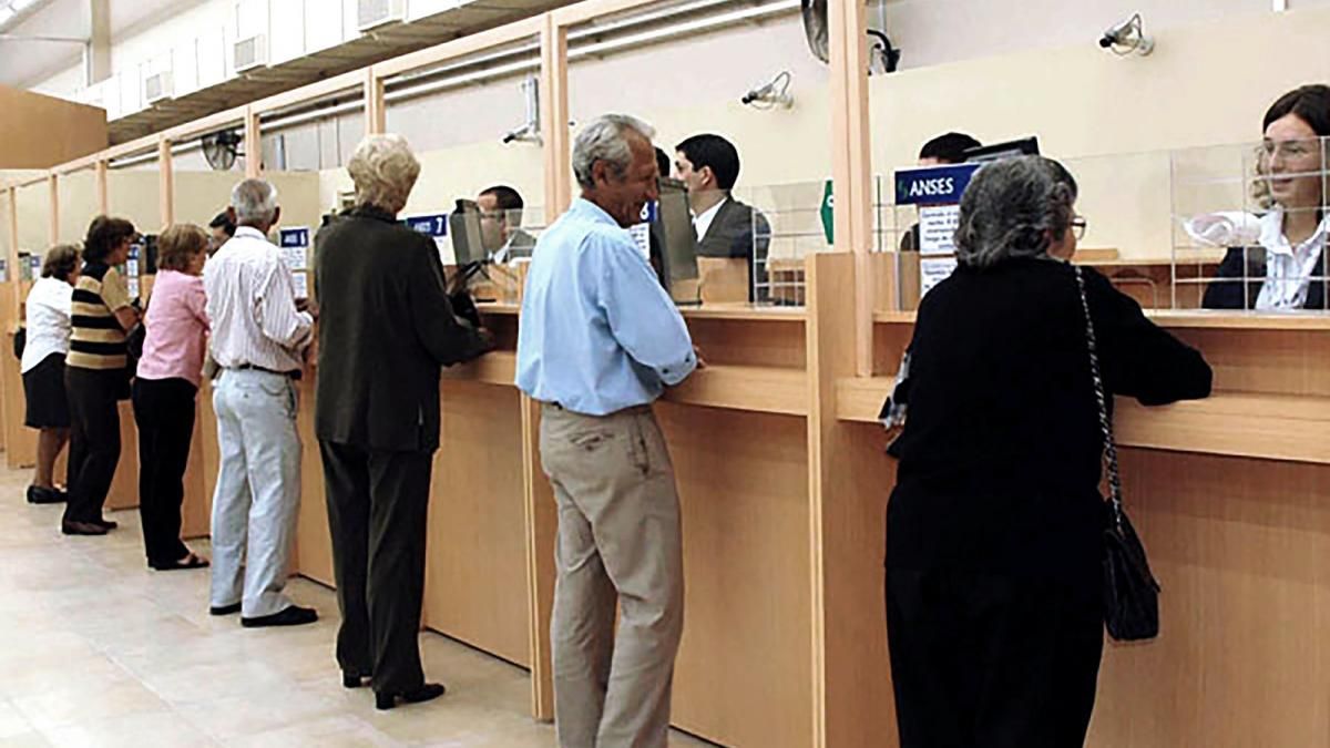 Oficializaron el bono de $ 55.000 para jubilados que cobran la mínima y un aumento del 100 % para la AUH
