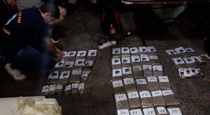 Secuestraron más de setenta panes de marihuana ocultos en un auto