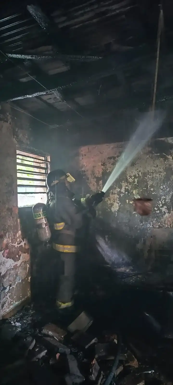 Se volvió a prender fuego en pocas horas una vivienda de Dr. Zamenhof al 200 en Rafaela - 1