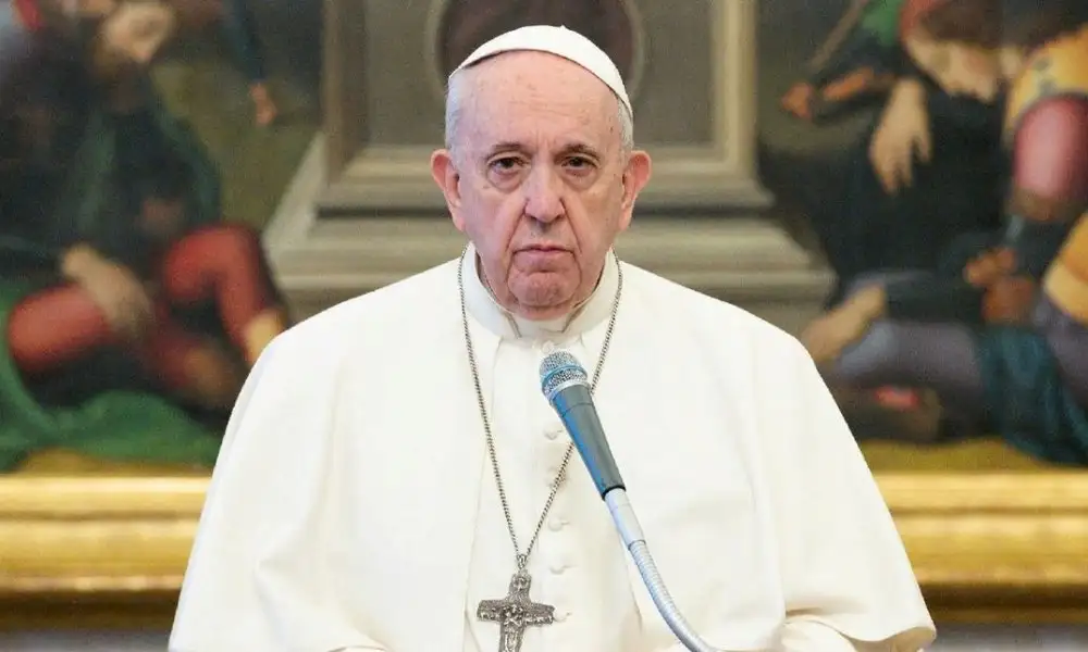 El Papa contra la interna del Vaticano: "Todavía estoy vivo aunque algunos me querían muerto"