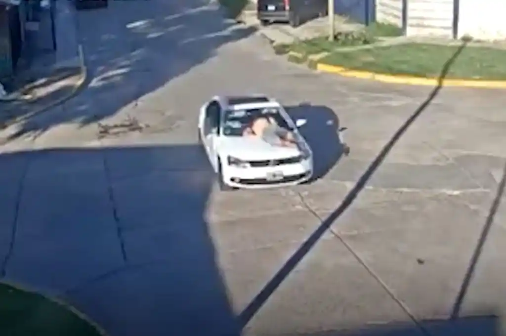Arrastró en el capot a un hombre