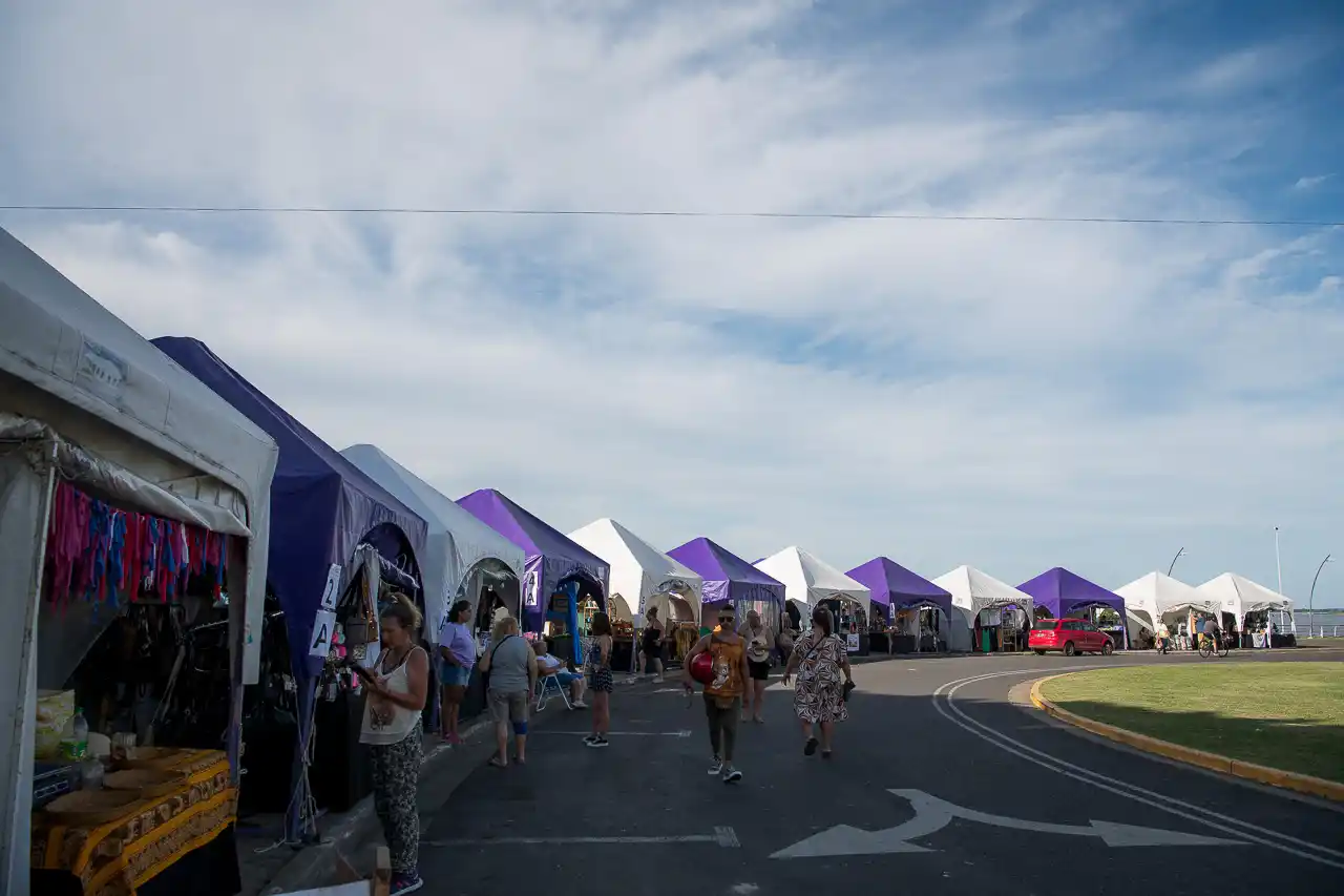 Paraná disfruta de la Feria Prenavideña en la Costanera: más de 220 emprendedores y artesanos participan del paseo festivo
