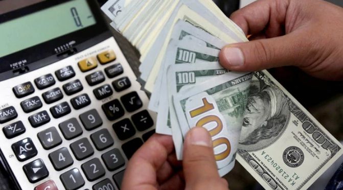 El dólar marcó otro récord y alcanzó los 26,69 en bancos