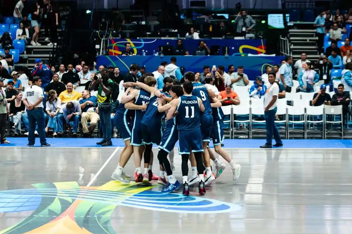 El festejo tras levantar un partidazo y meterse entre los mejores cuatro del torneo. Foto: FIBA