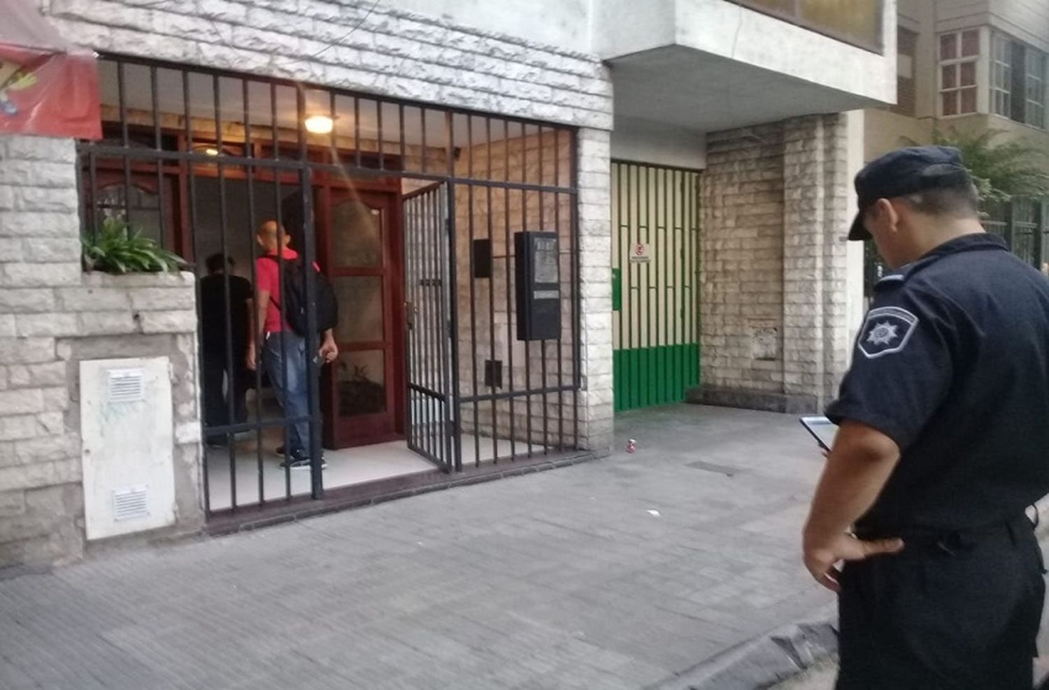 Detuvieron a una pareja por el violento asesinato de un hombre de 60 años en un departamento del centro