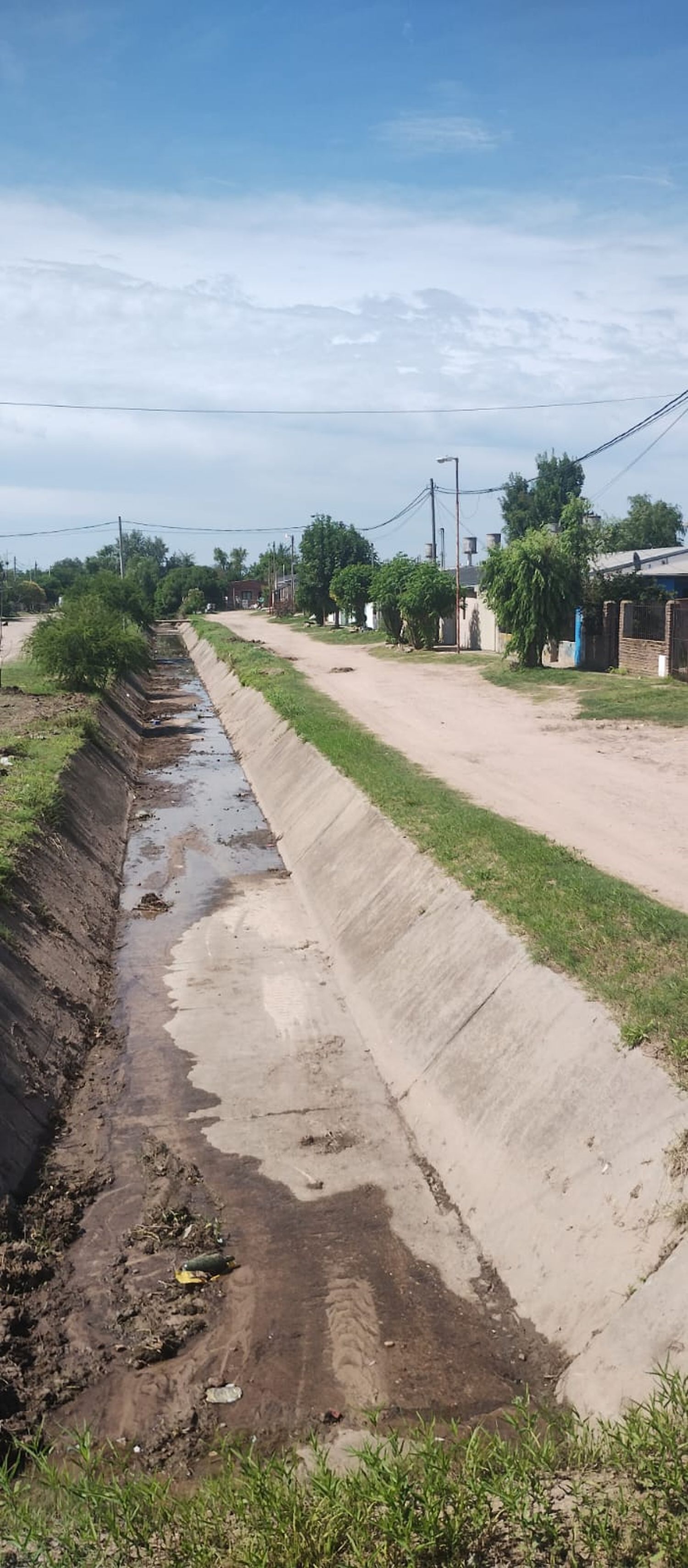 Limpiaron el zanjón ubicado en Calle Continuación Ambrosetti