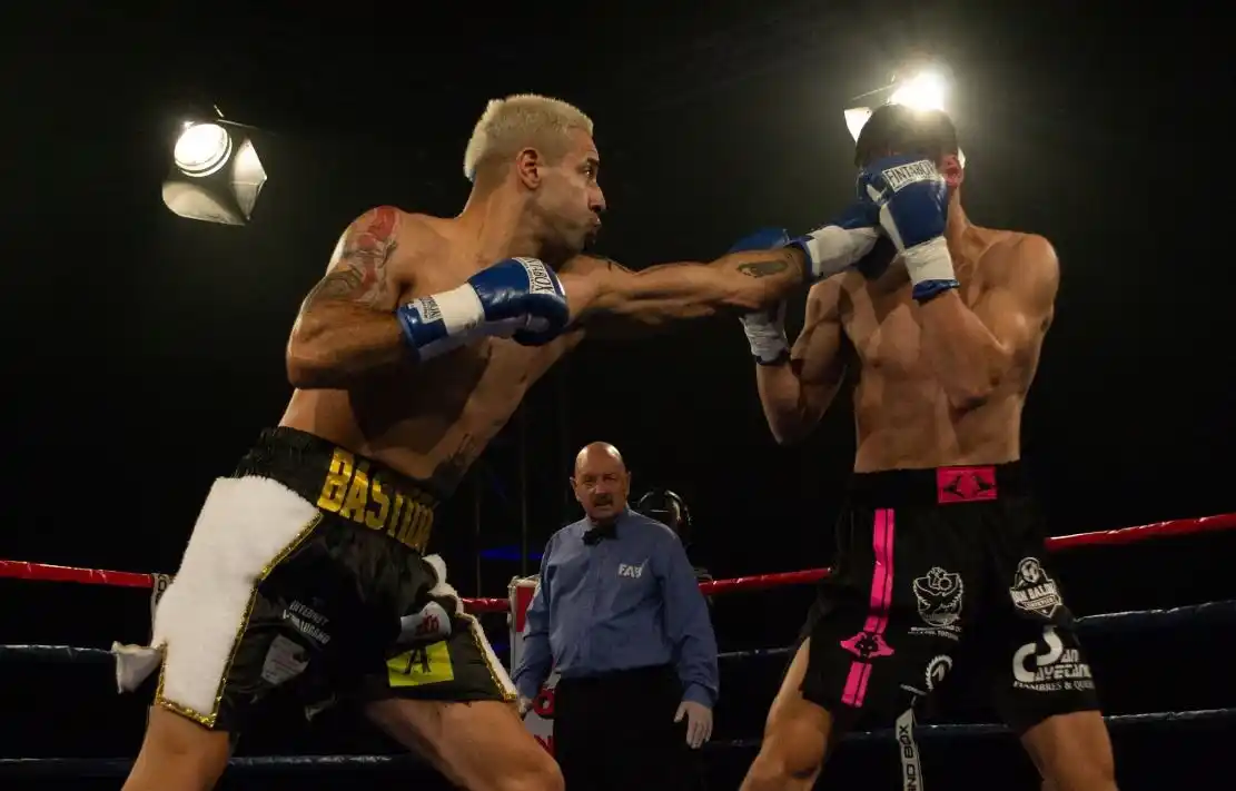 Bastida en acción ante Nahuel García. (Foto: Prensa Arano Box)