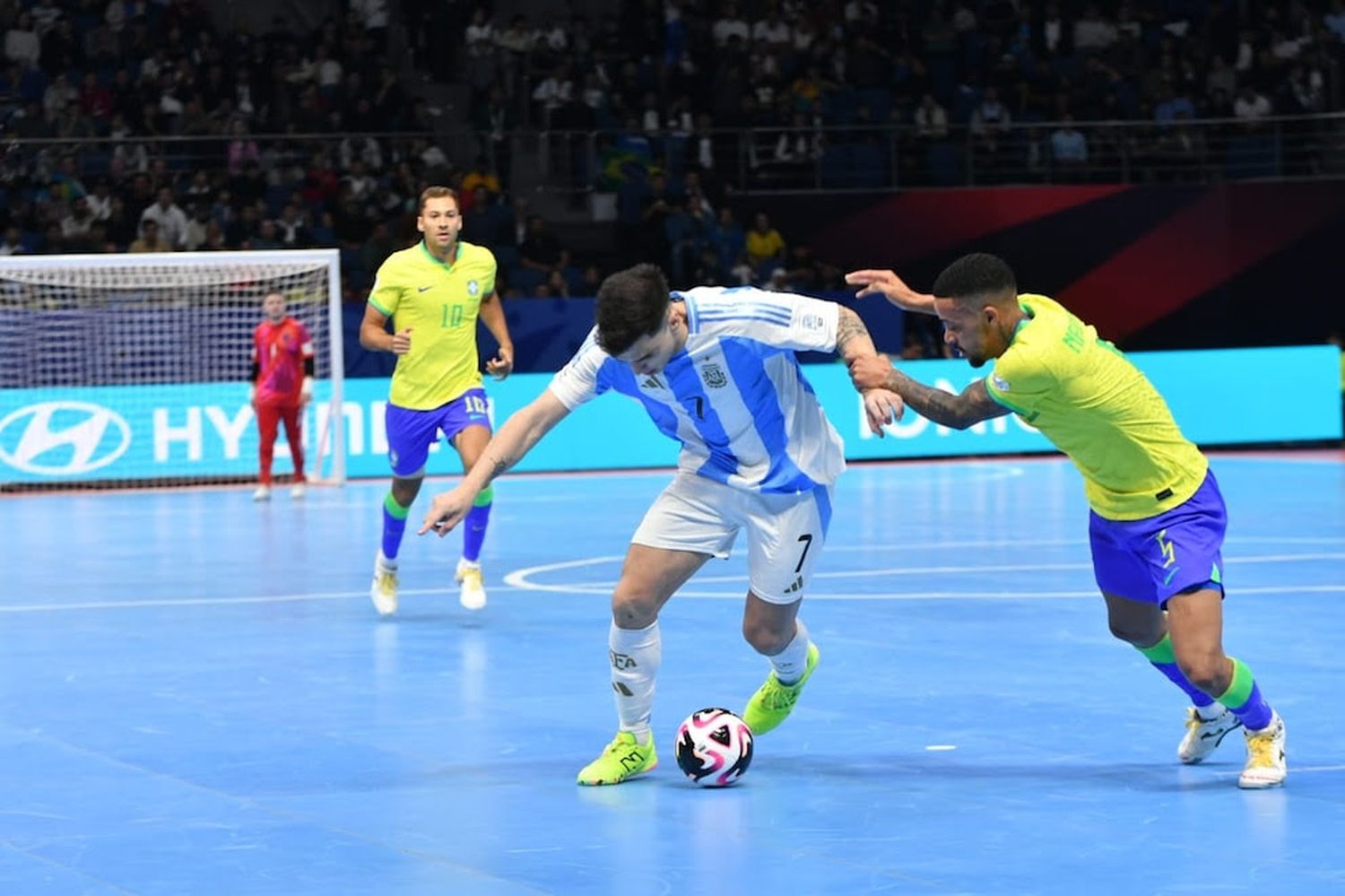 Matías Rosa traslada. Fue el autor del descuento de Argentina frente a Brasil, en la final del Mundial de Futsal