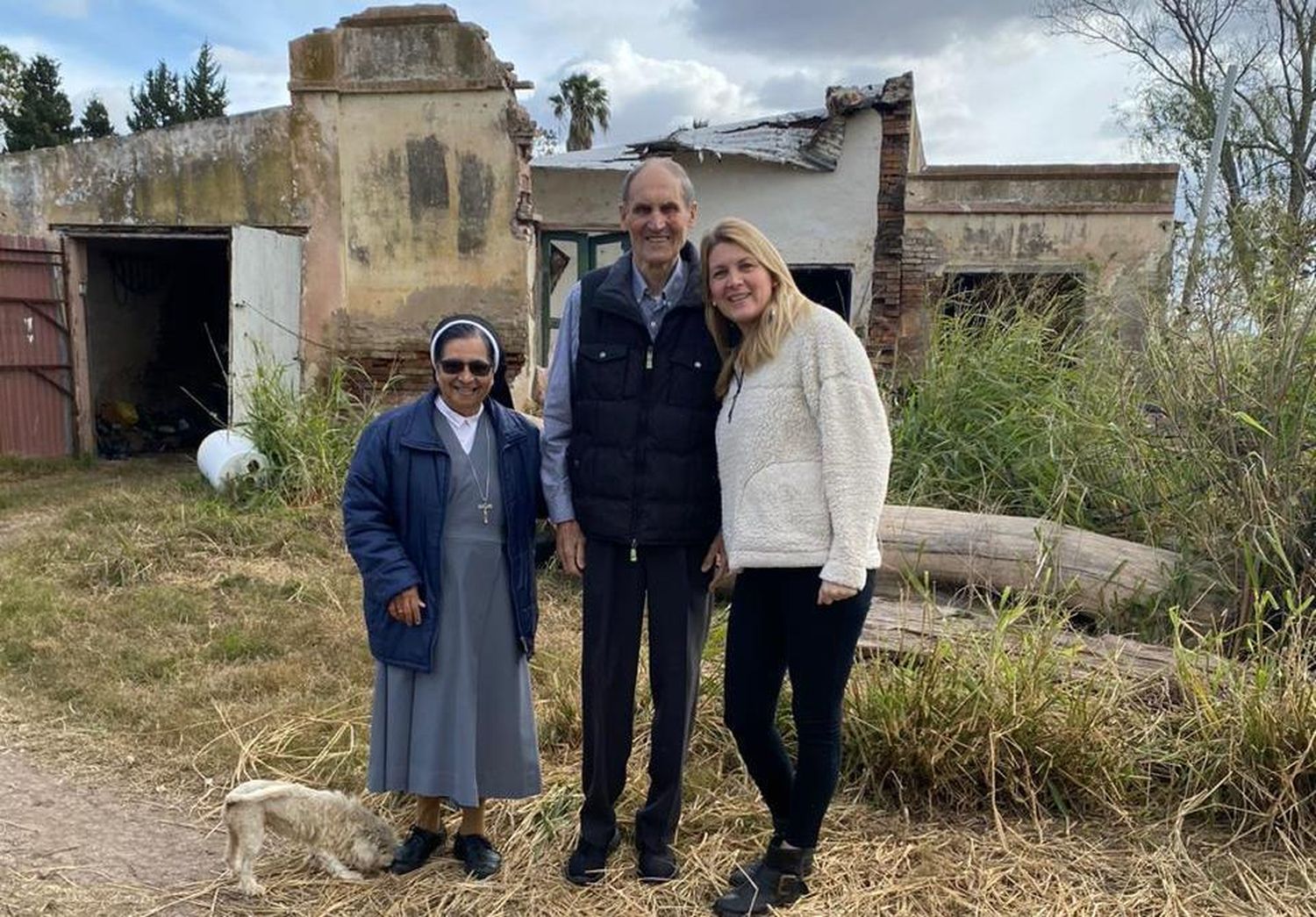 Carlos, Ivana y la hermana Bridget frente a la casa donde vivió Josefina Diehl de Sienra.