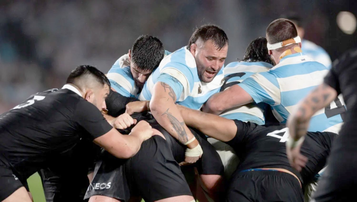 Lucio Sordoni aguanta, los All Blacks presionan. Foto: prensa UAR