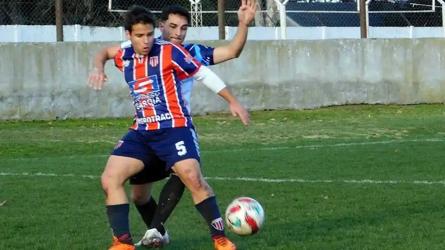 Matías Núñez trabaja de espaldas a la marca.