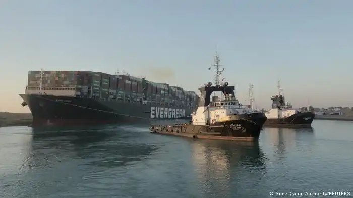 Canal de Suez: aunque se demorará tres días en liberar el paso, ya está habilitado