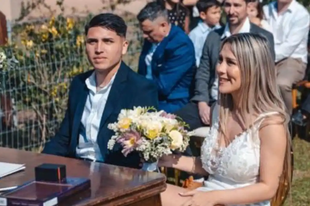 Los flamantes esposos son padres de Valentino, nacido hace un mes