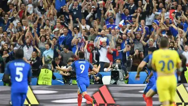 Francia debutó con una sonrisa gracias a un golazo agónico