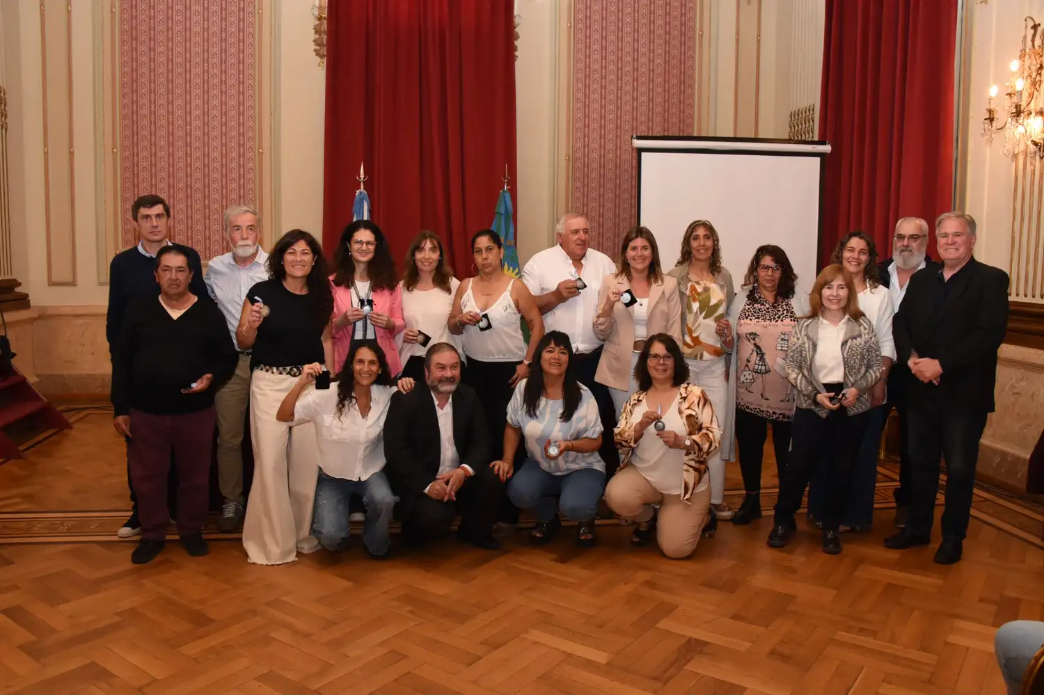 La entrega de medallas se llevó a cabo en el Salón Blanco Municipal.