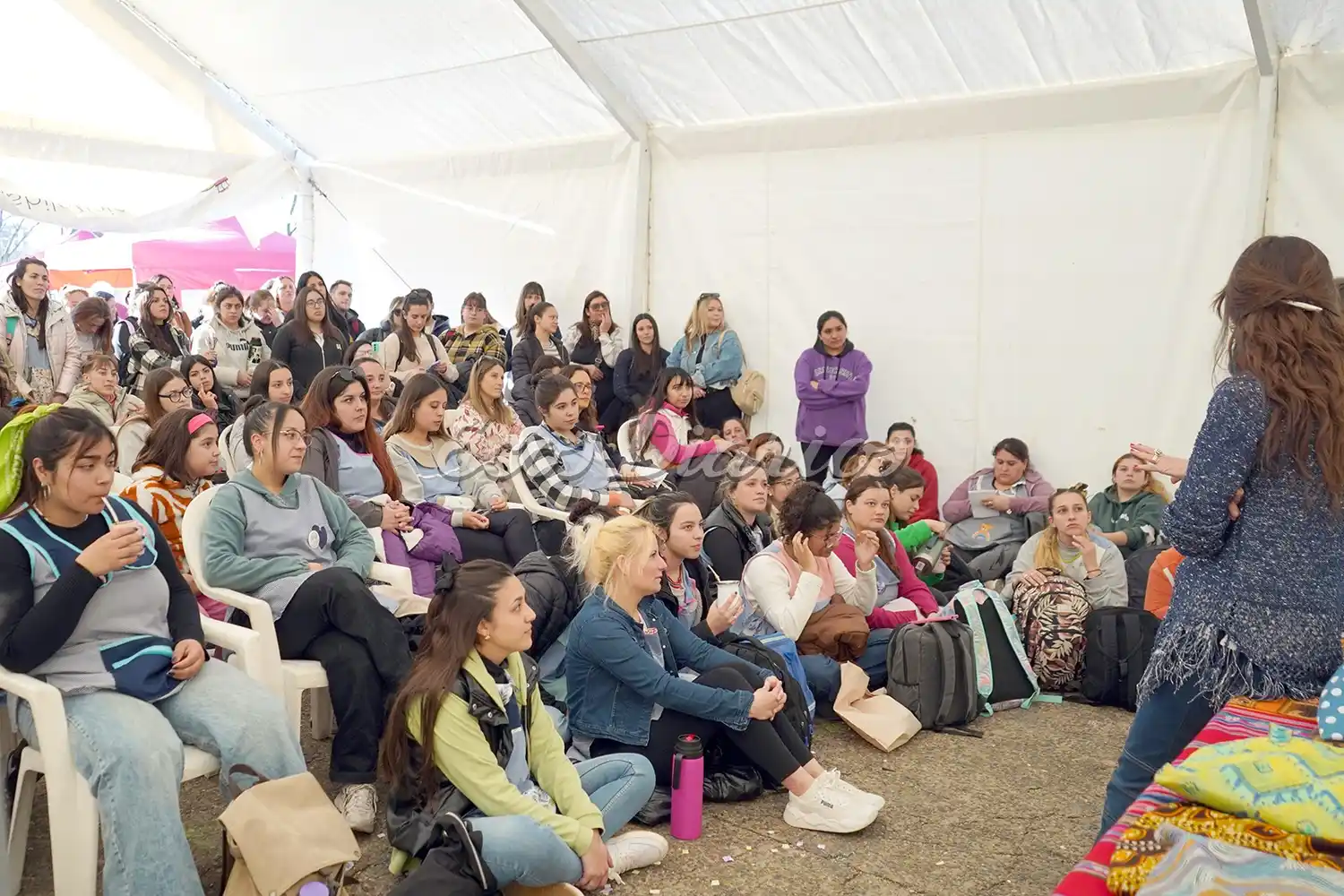 En la carpa de la Plaza. Estudiantes del Instituto Nº 31 en una charla de la escritora Elena Santa Cruz
