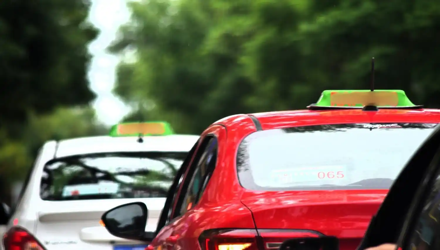 Viajó en remis, no quiso abonar el viaje y quedó detenido por un pedido de captura