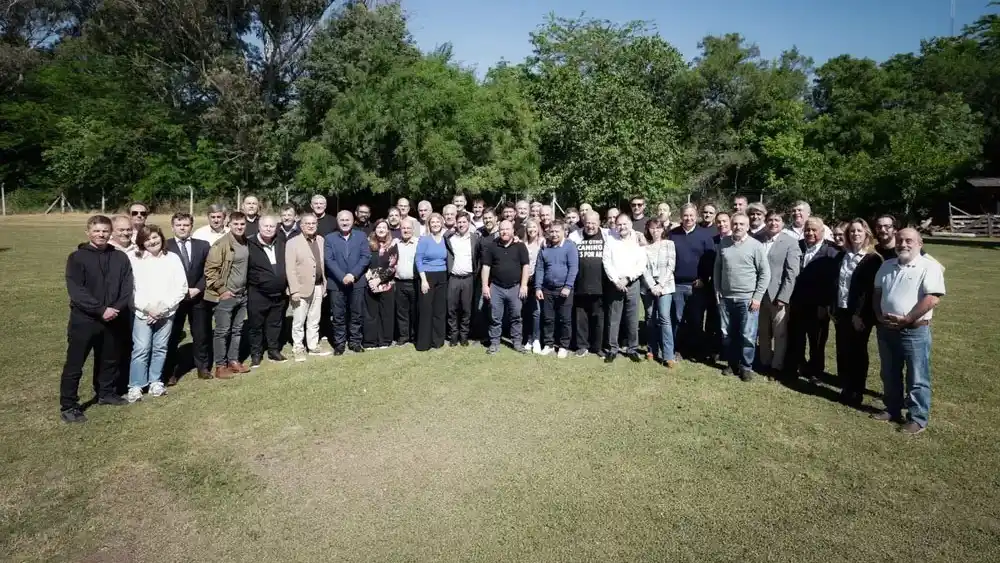 El gobernador Axel Kicillof recibió el respaldo de más de 40 intendentes bonaerenses.