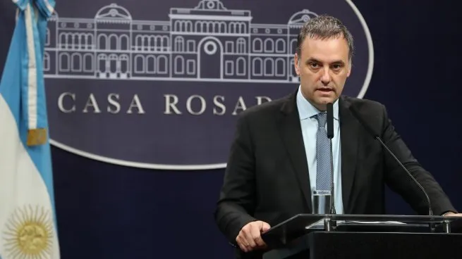 Manuel Adorni no levanta en las encuestas y preocupa al Gobierno una victoria del peronismo