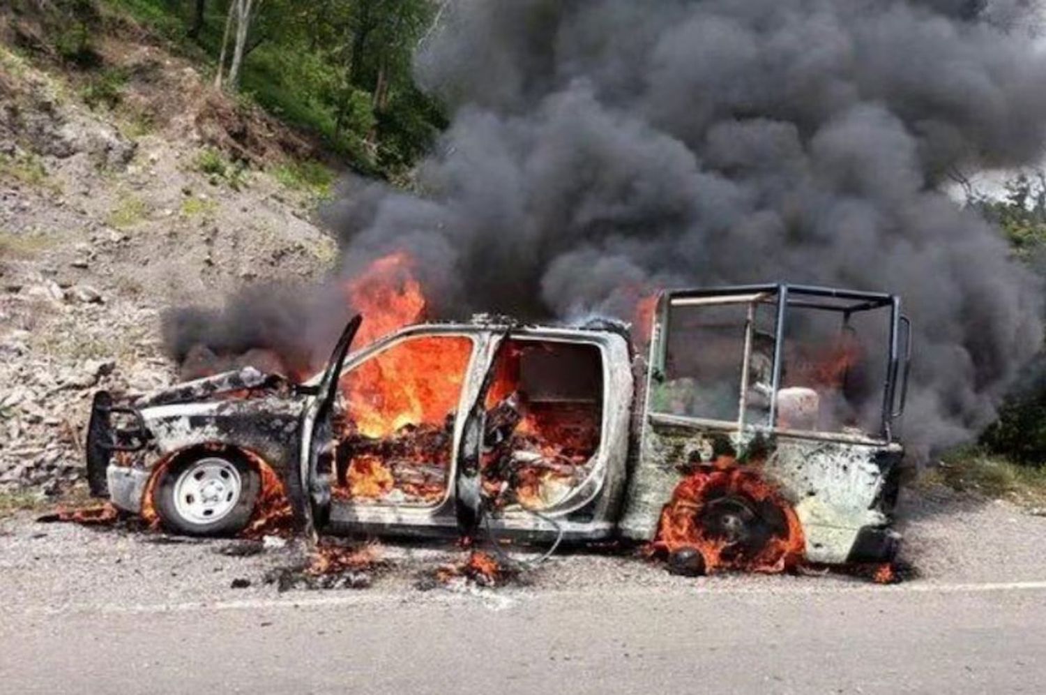 México: emboscaron y prendieron fuego un móvil con cinco policías dentro en Frontera Comalapa