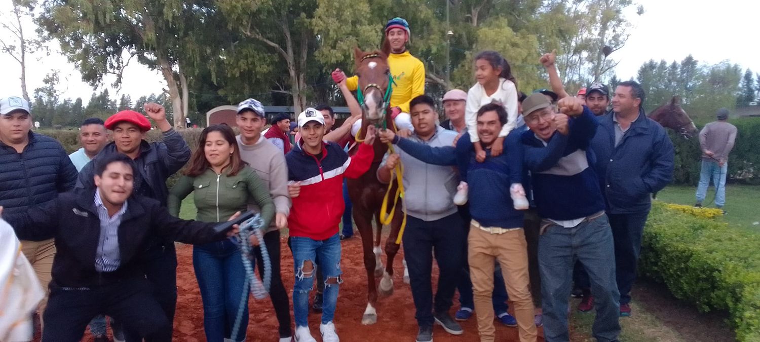 El festejo de la barra de Villaguay tras el contundente triunfo de Forever Young en el clásico 25 de Mayo