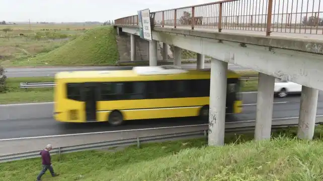 Rosario: cuatro personas estaban durmiendo debajo  de un puente