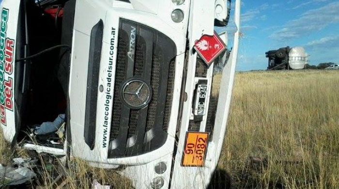 Ruta 33 cerrada por el vuelco de un camión con aceite