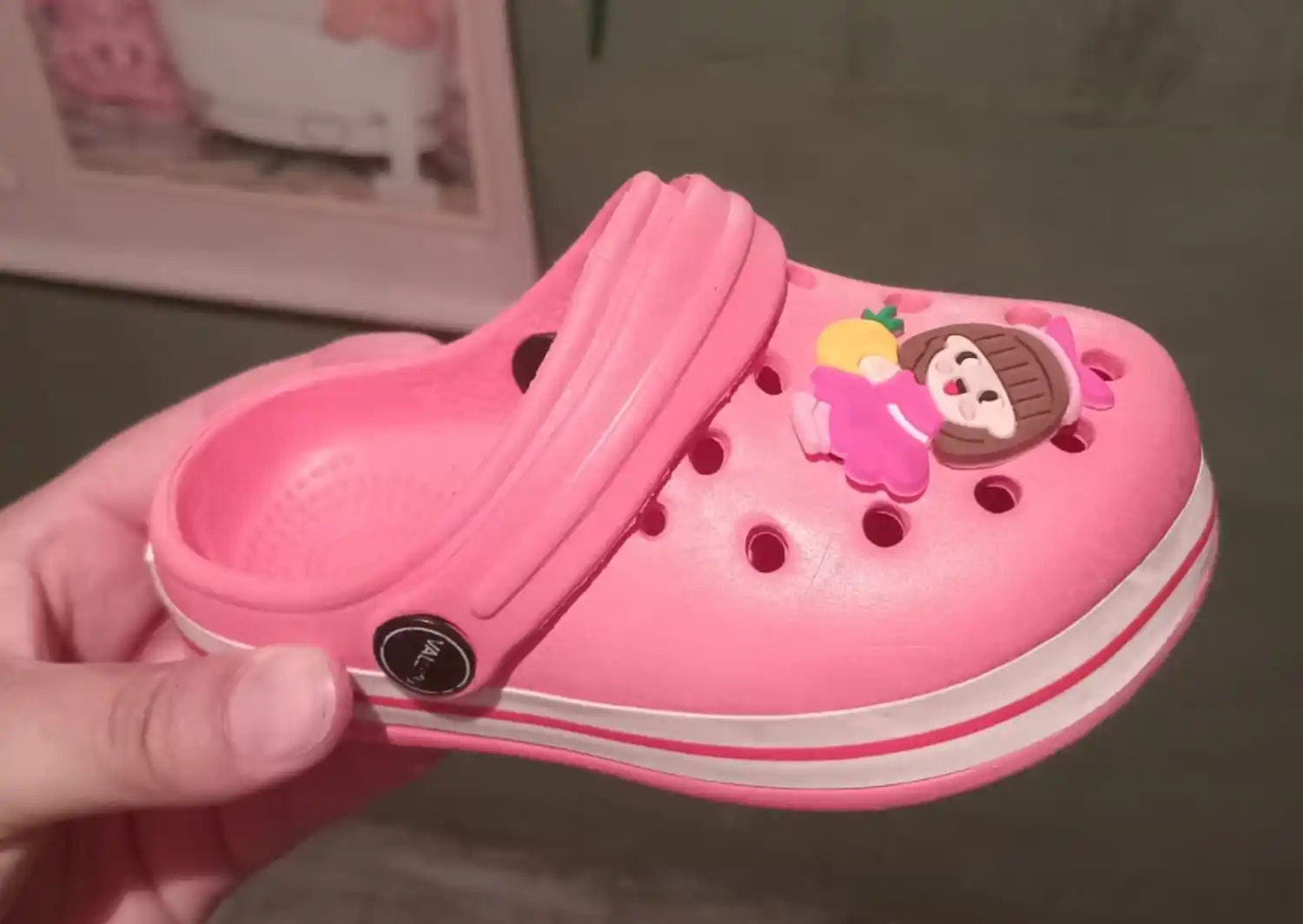 Florencia extravió la crocs de su hija
