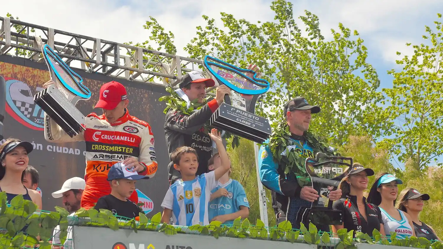Momento de felicidad. El que protagonizaron Gastón Ianza junto al flamante campeón Alfonso Domenech y el loberense Jerónimo Teti, en Trelew