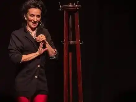 Anita Martínez protagoniza un monólogo tragicómico que aborda temas como el deseo, el cuerpo, el paso del tiempo, la maternidad y los vínculos personales. Foto: Gentileza.