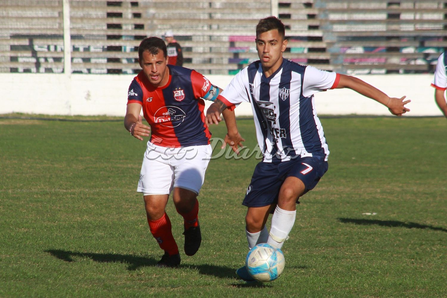 Kevin Ortueta con dominio de balón, ante la marca de Tomás Garcés