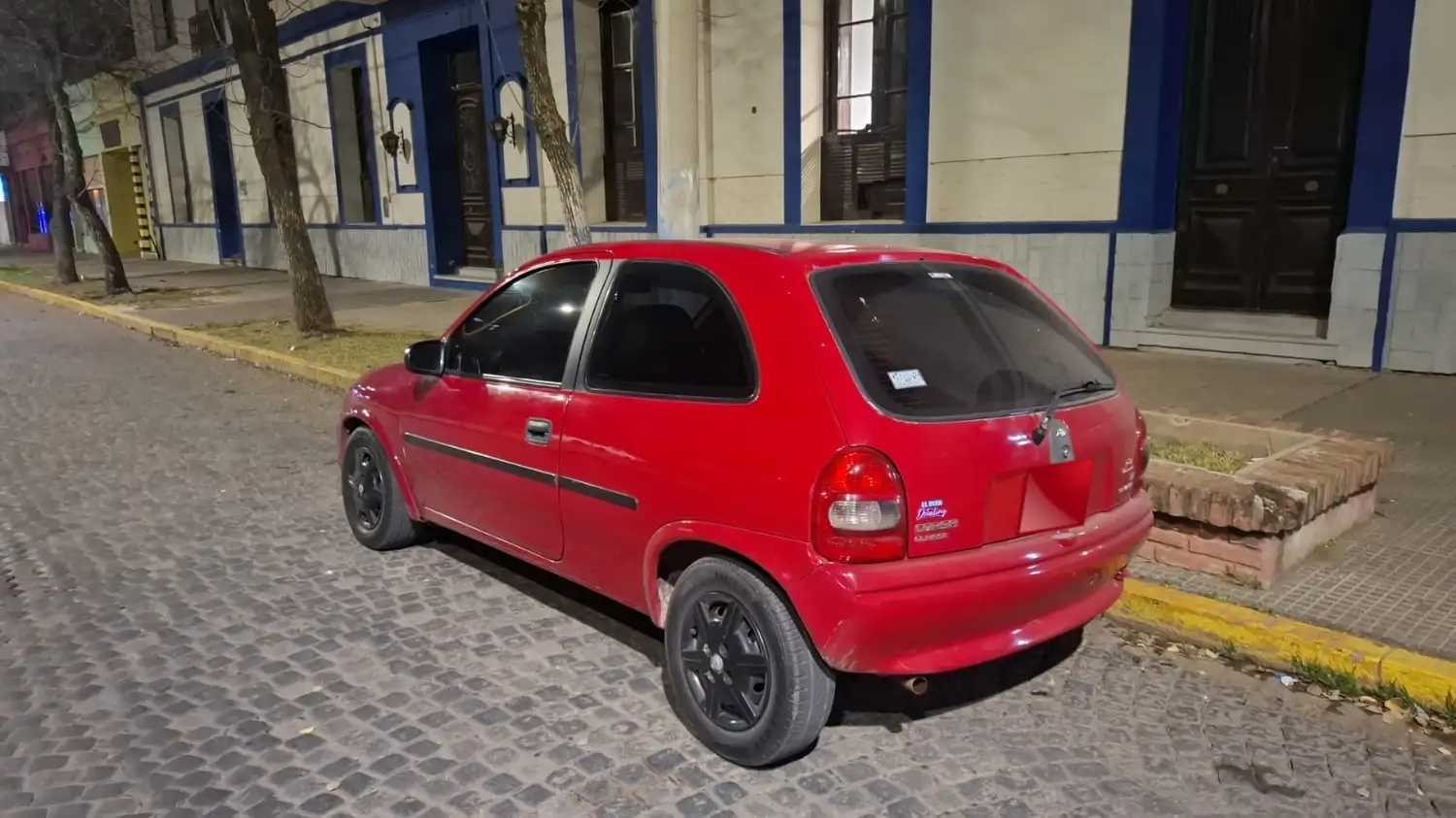 Se trata de un Chevrolet Corsa de color rojo.