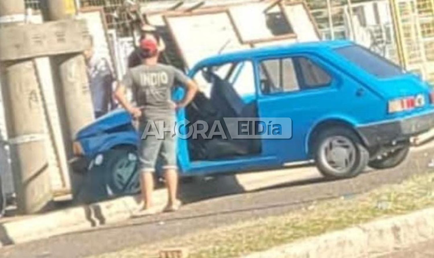 A alta velocidad, perdió el control de su auto y terminó estampado contra el Corsódromo