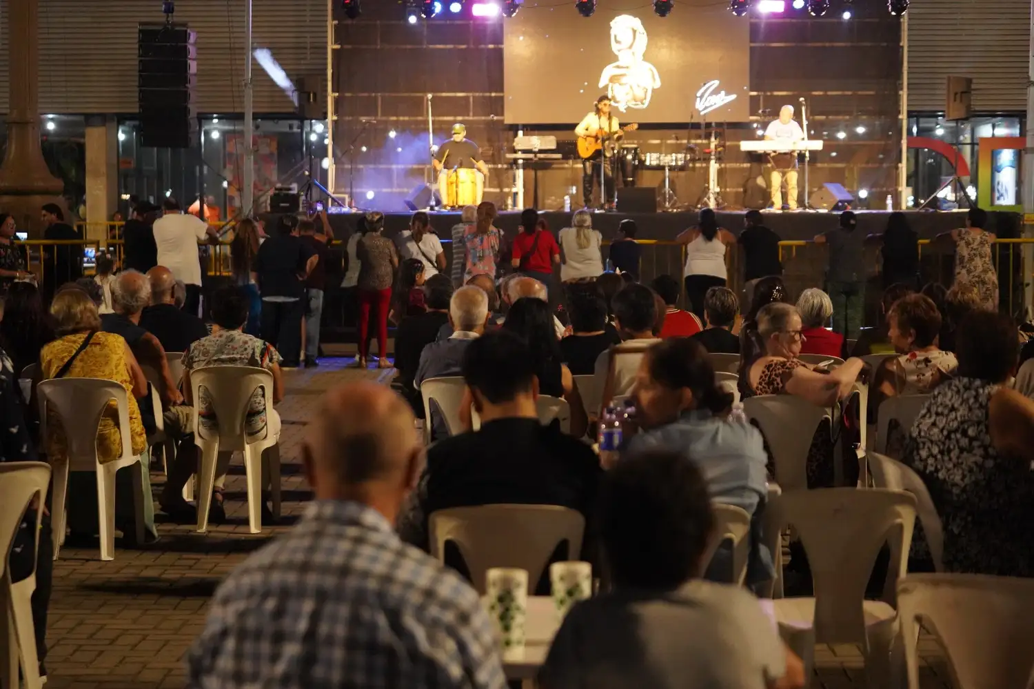 La primera noche de la Peatonal fue exitosa.