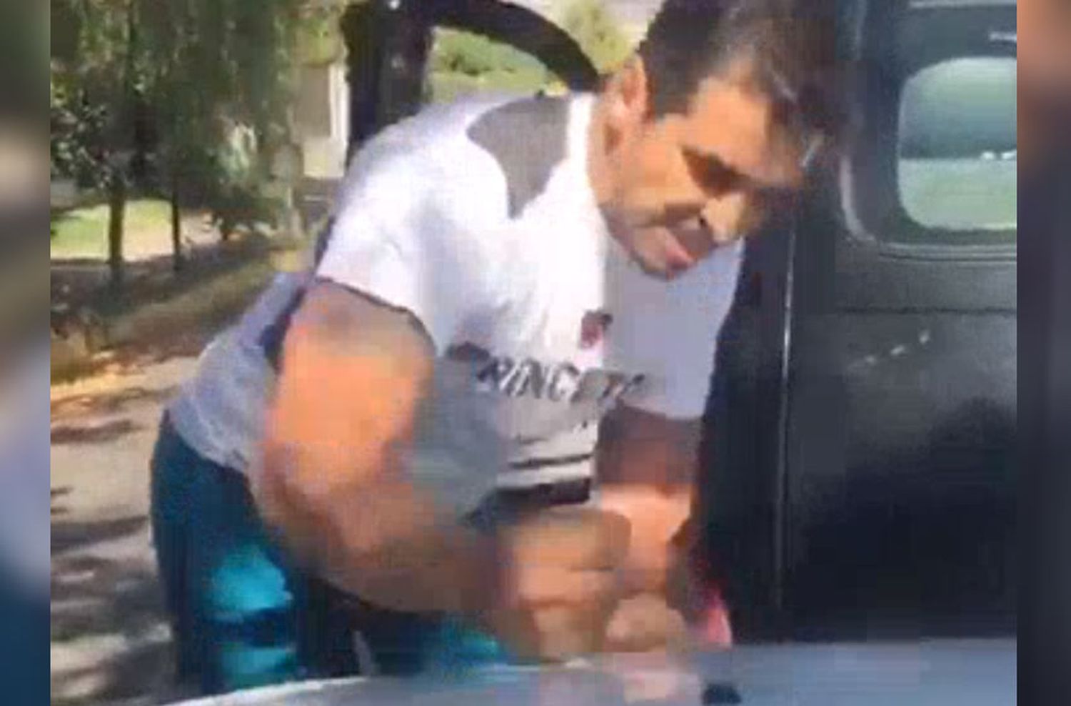 Escandaloso: un argentino golpeó brutalmente el vehículo de automovilista chilena