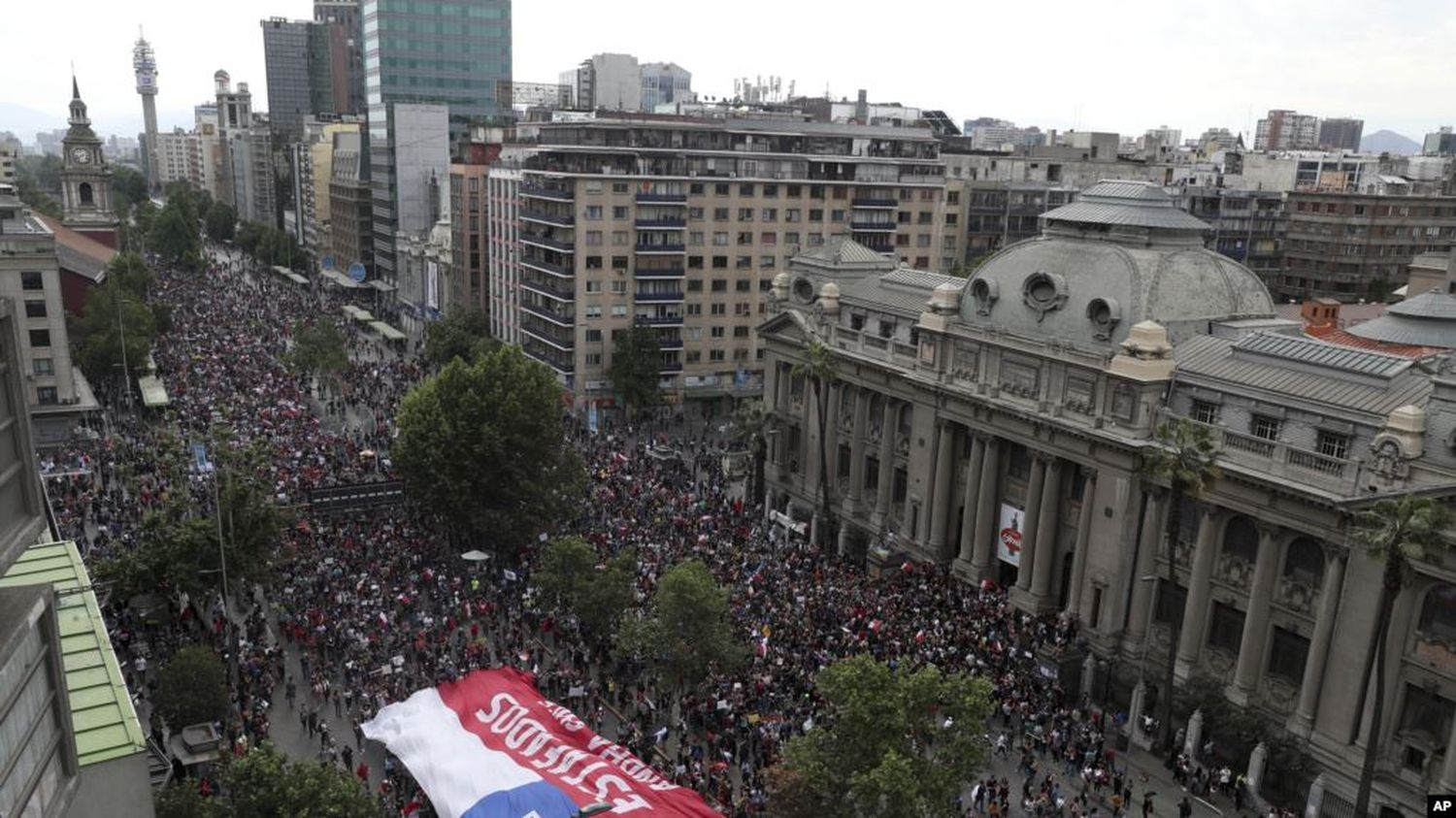 Evacuan Congreso chileno en medio de disturbios