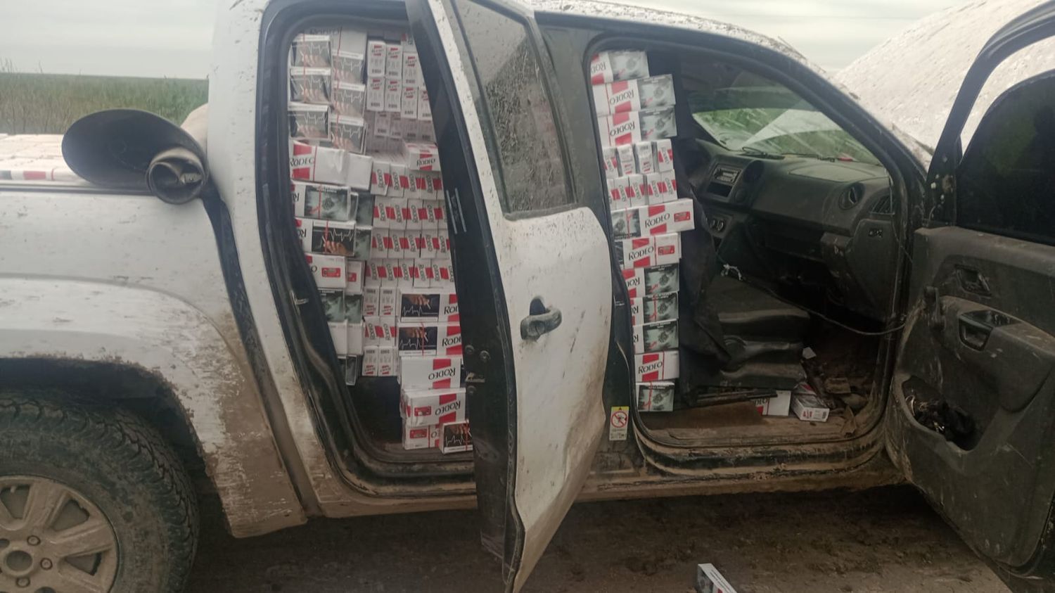 Camioneta cargada con cigarrillos de contrabando.