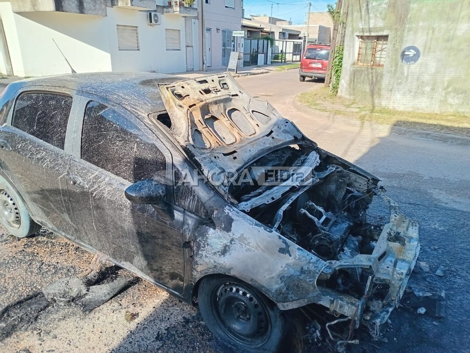 Se incendió un auto "por la mitad" a una cuadra del Corsódromo