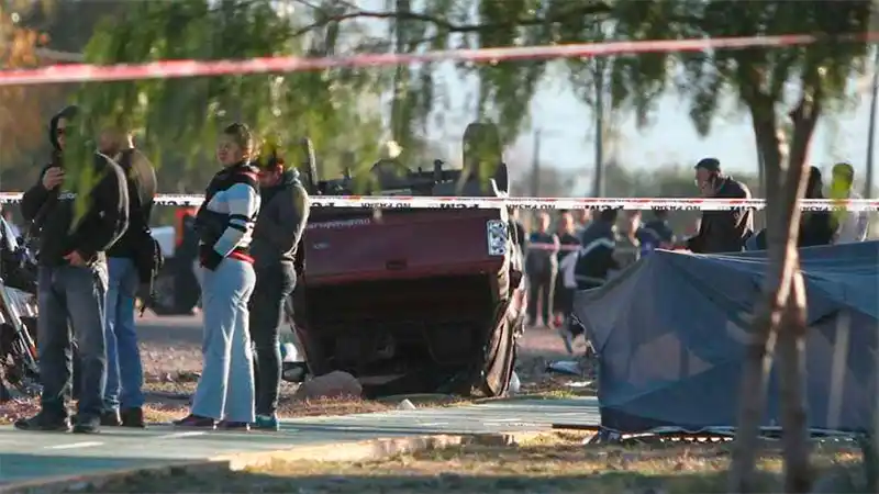 Un hombre apuñaló a su esposa embarazada y mató a dos policías en la huida