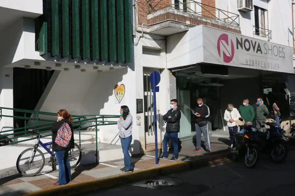 Larga cola en la Cooperativa Eléctrica.