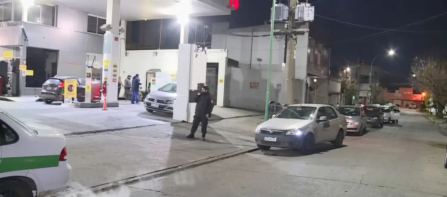 La Plata lleva 13 días sin GNC: choferes duermen en las filas y pierden hasta siete horas de trabajo por día