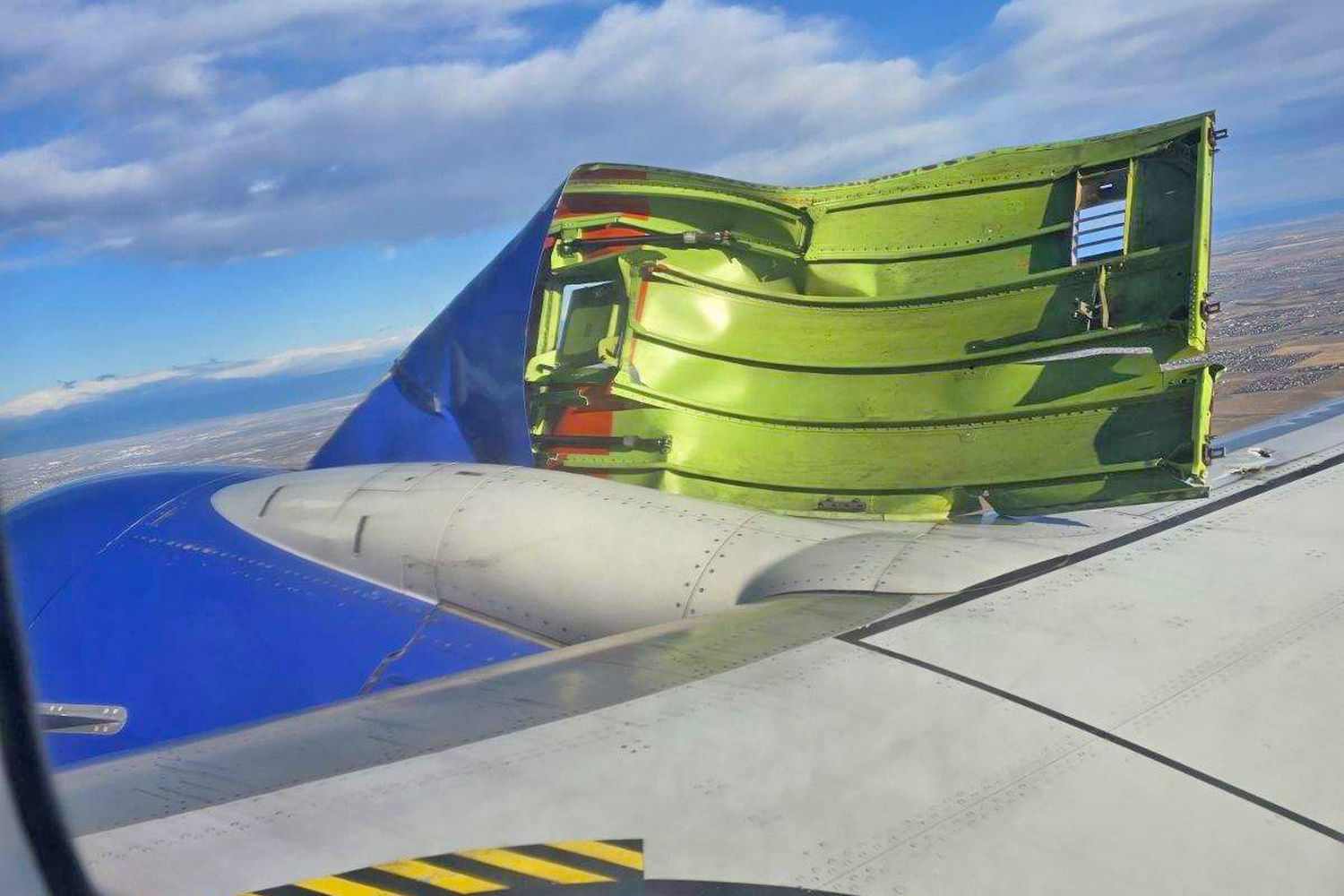 Un Boeing 737-800 de Southwest Airlines pierde la cubierta de uno de sus motores