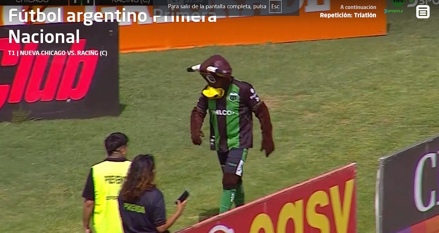 Insólita secuencia en un partido de la Primera Nacional con la mascota de uno de los equipos