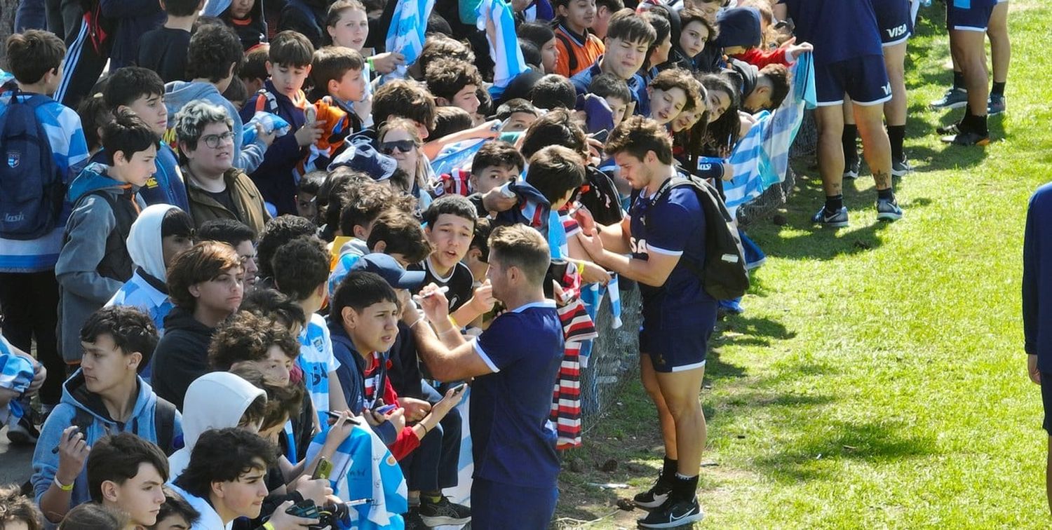 Los Pumas firmaron autógrafos y se sacaron fotos con los fanáticos. Crédito: Fernando Nicola