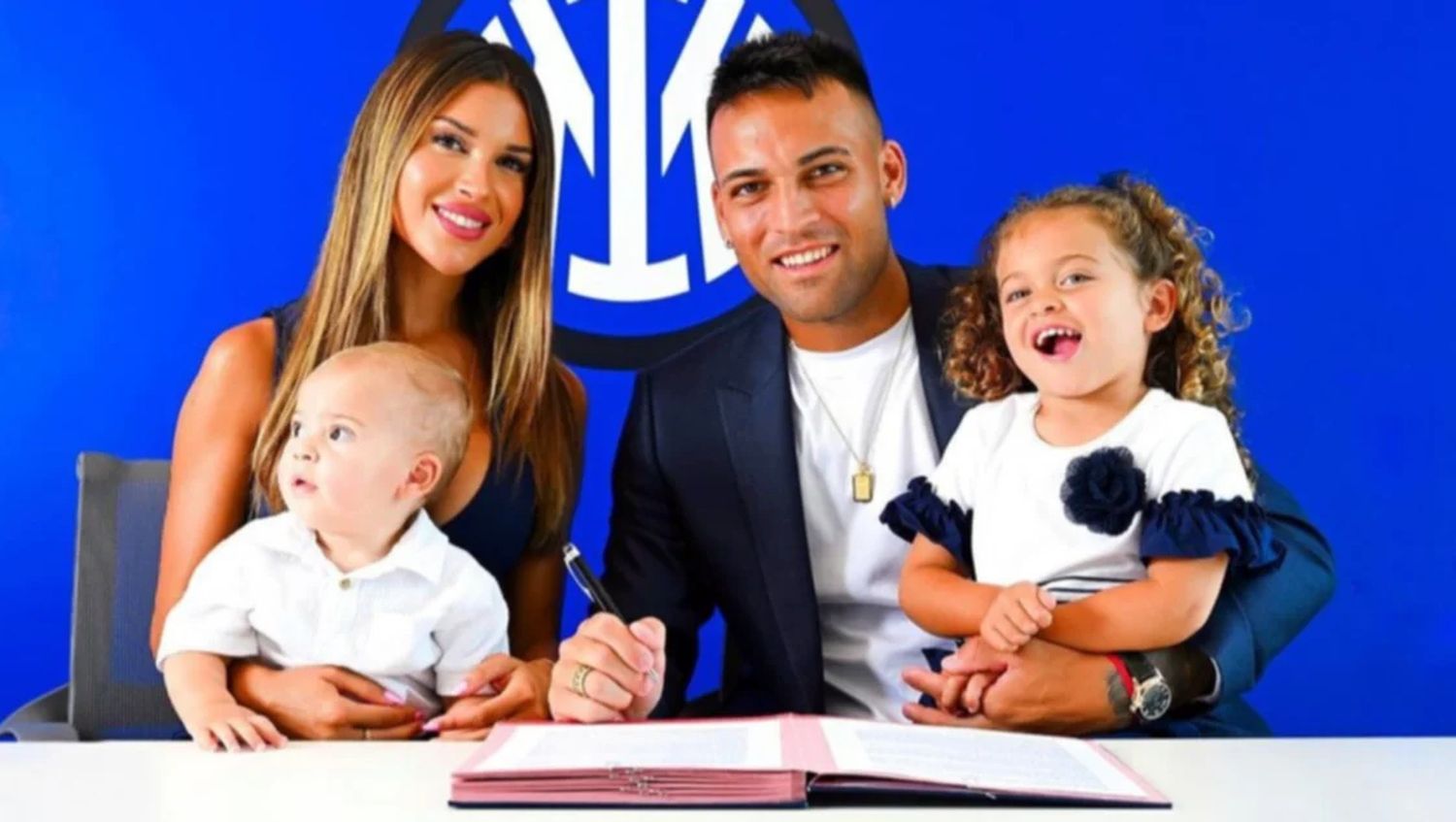 Lautaro puso el gancho junto a su familia: Agustina, Nina y Theo. Foto: Instagram Lautaro Martínez.