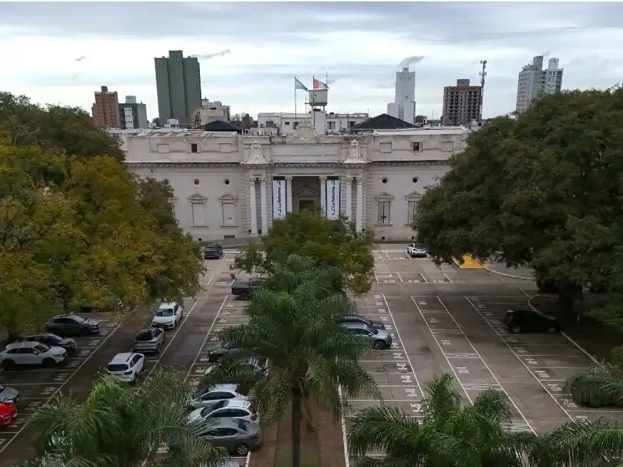Es una realidad virtuosa santafesina contar en tiempo y forma con el Presupuesto, desde hace años, con gestiones de distinto signo político y contextos diferentes. En la imagen, la Legislatura santafesina.