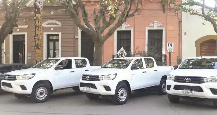 Autos flamantes y nuevo camión