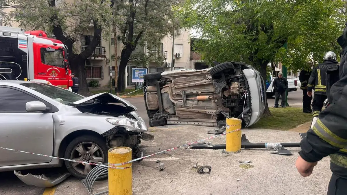 Un herido tras un choque y vuelco en Lomas de Zamora