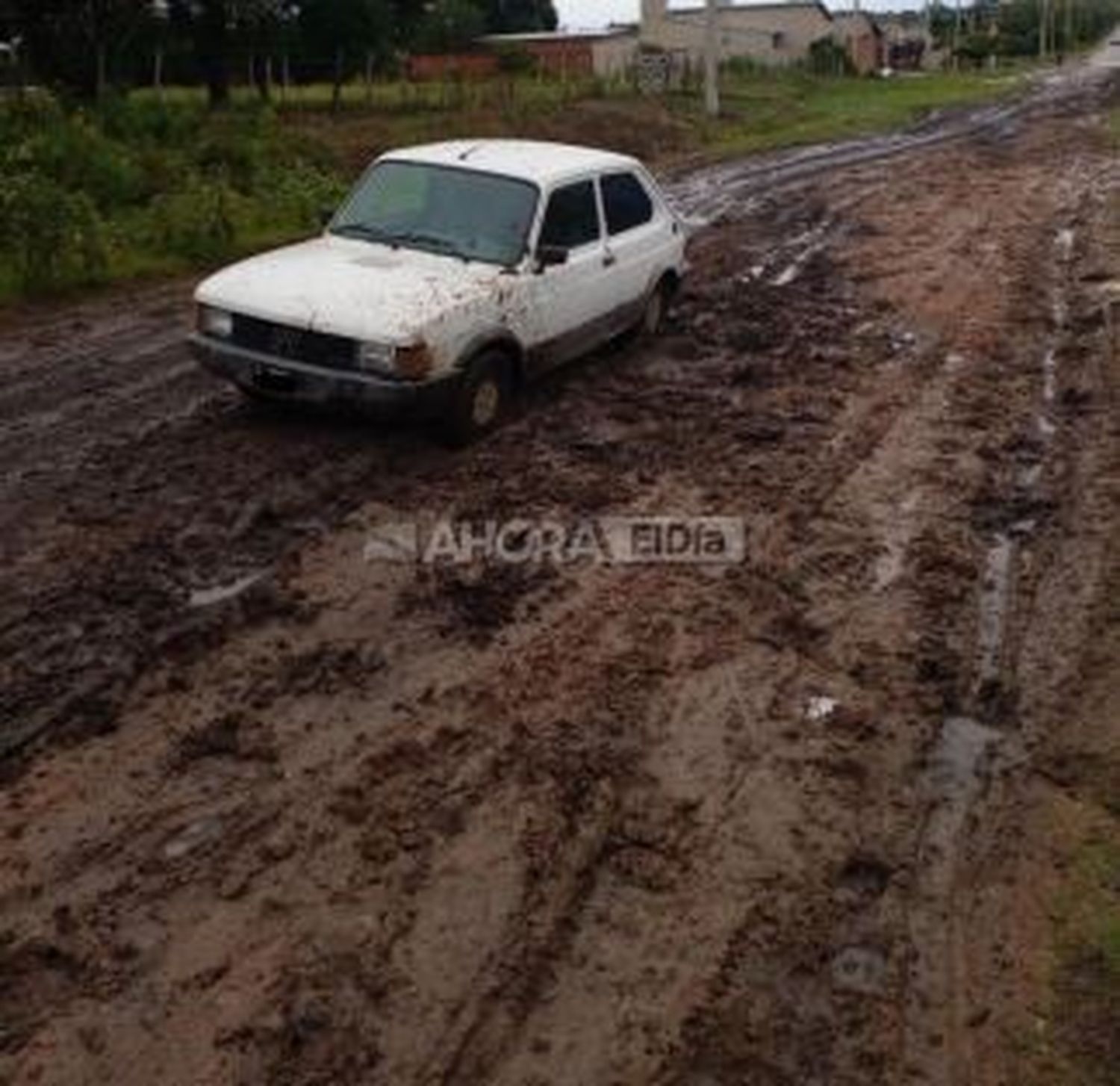 Vecinos de la zona oeste de la ciudad reclaman por mejoras en las calles: no pueden llegar a sus casas cuando llueve