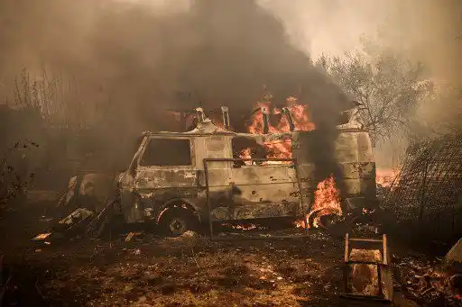 ¡ARDE GRECIA! Al menos 28 muertos en el incendio «más grande jamás registrado en la UE»